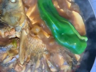 11、啤酒炖草鱼,最后再放入一个辣椒，大火收汁即可