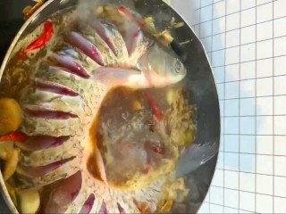 8、啤酒炖草鱼,煮开放入草鱼