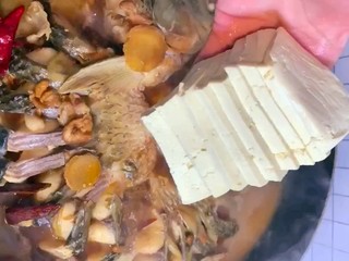 10、啤酒炖草鱼,开盖，切入豆腐再炖十分钟