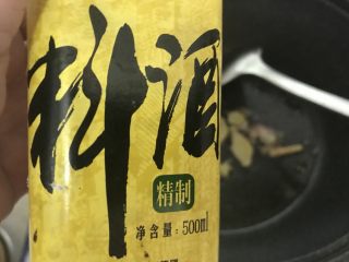 6、花式摆盘，鲜甜白灼虾,加入少量料酒，翻炒香。