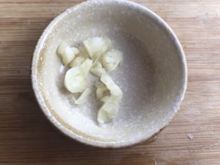 11、花式摆盘，鲜甜白灼虾,味碟，放入蒜蓉。