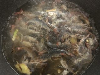 9、花式摆盘，鲜甜白灼虾,调大火，汤烧开后放入虾。