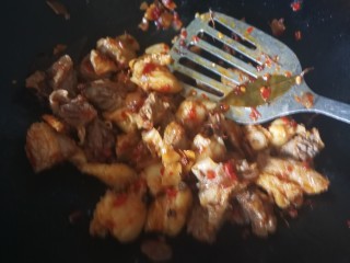 9、家庭密制牛肉,倒入牛肉翻炒