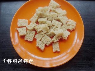 2、凉菜四拼盘,面筋切成块，放入锅内，加水、盐、五香粉、鸡精煮熟即可