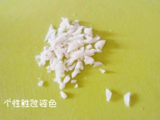 4、凉菜四拼盘,蒜切成蒜末