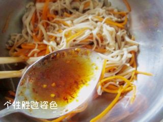 6、凉菜四拼盘,把绰好的金针菇、胡萝卜丝放入盆中，浇上调好的汁，搅拌均匀