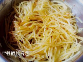 9、凉菜四拼盘,绰好的土豆丝，放入盐+胡椒+鸡精，倒入炸好的油
