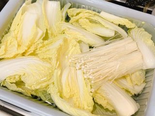 1、暖胃菌汤,娃娃菜，金针菇洗干净，沥干