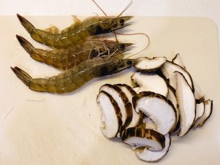 2、暖胃菌汤,三条虾洗干净沥干、香菇洗干净切片