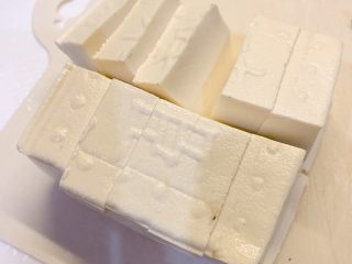 3、暖胃菌汤,豆腐洗干净，切块
