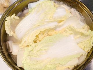 8、暖胃菌汤,最后下锅娃娃菜，煮个两分钟即可出锅