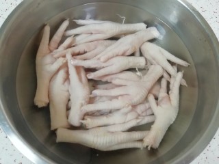 1、泡椒柠檬花生鸡爪,鸡爪用清水泡4个小时以上，中间多换几次水。