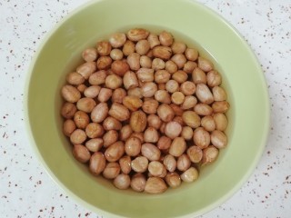 2、泡椒柠檬花生鸡爪,花生米用凉水泡2-3个小时左右。