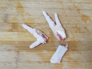 5、泡椒柠檬花生鸡爪,用刀切开，方便入味。