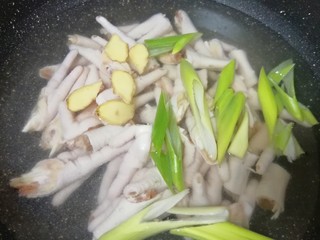 6、泡椒柠檬花生鸡爪,处理好的鸡爪凉水下锅，放生姜片、大葱、加入2勺料酒，半勺盐。