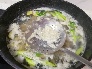 7、泡椒柠檬花生鸡爪,大火烧开，撇去上面的浮沫，中火煮10分钟。