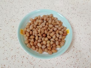 10、泡椒柠檬花生鸡爪,煮好的花生米捞出晾凉备用。