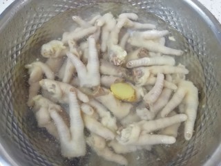 11、泡椒柠檬花生鸡爪,准备一盆冰水，将煮好的鸡爪放进去浸泡几分钟。