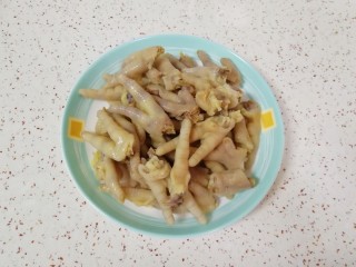 12、泡椒柠檬花生鸡爪,捞出沥干水分备用。
