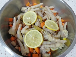 14、泡椒柠檬花生鸡爪,加入鸡爪、胡萝卜丁和煮好的花生米搅拌均匀，盖上保鲜膜放入冰箱冷藏（中间可以多搅动几次），12个小时之后就可以吃了，泡的时间越久越入味。