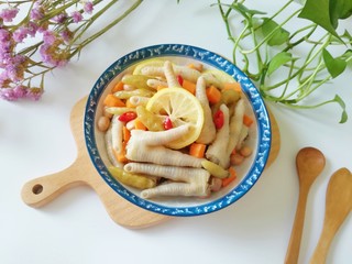 16、泡椒柠檬花生鸡爪,小朋友也可以吃的网红酸辣鸡爪。