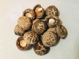 6、香菇焖鸡,挑选十几朵漂亮又厚实的香菇。