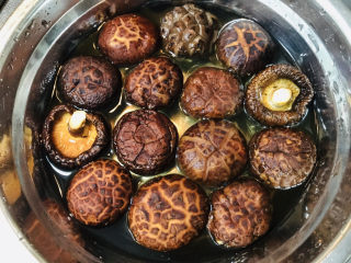 7、香菇焖鸡,下锅之前要先用温水将香菇泡软。