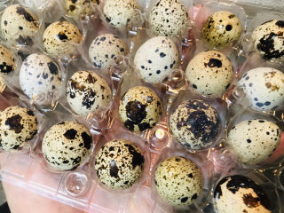 9、香菇焖鸡,做这道菜时，除了鸡腿和香菇，可以即性发挥，添加一些其他食材，例如：鹌鹑蛋。