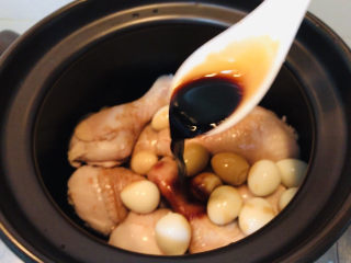 17、香菇焖鸡,再淋上2勺生抽。