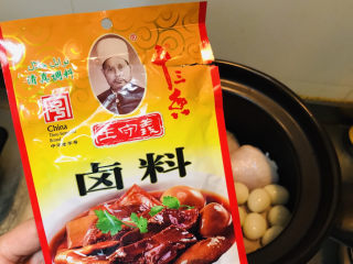 19、香菇焖鸡,加入1小包王守义十三香卤料和桂皮（家里刚好有桂皮就加了一段，没有桂皮也不影响）。