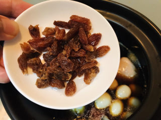 21、香菇焖鸡,为了增加风味，我还加入了一小碟葡萄干。