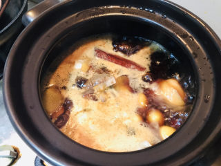 23、香菇焖鸡,过程中，如果讲究一些，可以捞去浮末。