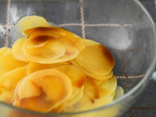 4、土豆真是百吃不腻，尤其现在天气变热了，凉拌才是最佳做法,加入生抽、香醋、麻油，拌匀。