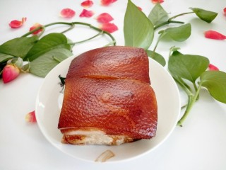 3、雪菜扣肉,趁热用刷子刷上老抽。可以过油，也可以不过油直接切片。