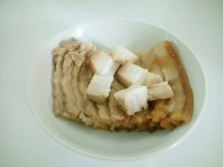 6、雪菜扣肉,皮朝下放入碗里，上面切几块方块肉。