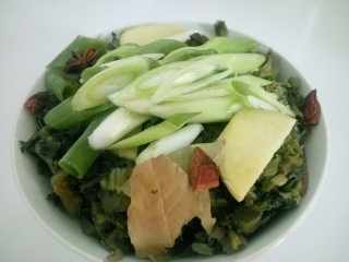 11、雪菜扣肉,加葱，香叶，八角。