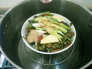 16、雪菜扣肉,放入蒸锅。