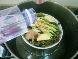 18、雪菜扣肉,加少许矿泉水，不用加盐了，想吃咸味重的可以加少许盐。