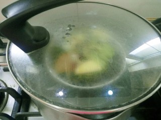 19、雪菜扣肉,开火蒸一个半小时后关火。