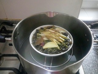 20、雪菜扣肉,蒸好的扣肉端出。