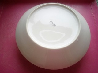 21、雪菜扣肉,盘子扣在碗上两手捏紧反正过来就可以。