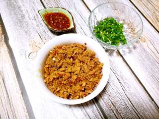 8、家常版肉臊面（含超简单辣椒油做法）,盛出肉臊备用，香菜或香菜切末备用