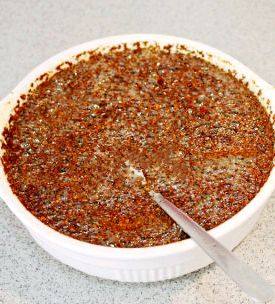 13、家常版肉臊面（含超简单辣椒油做法）,锅离火静置1.5分钟至2分钟，慢慢把油倒入辣椒粉中，一边倒另一手拿勺子一边快速搅动，直至不再冒泡。（我一般看着时间离火1.5分钟后开始倒油，油太热辣椒会迅速变黑）