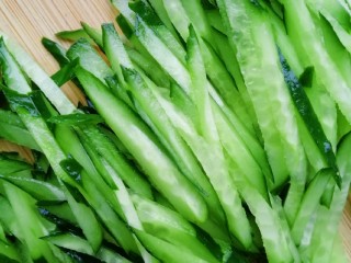 1、紫甘蓝麻油拌鸡胗,黄瓜切丝，注意不要切太细。