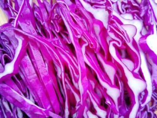 2、紫甘蓝麻油拌鸡胗,紫甘蓝切丝。