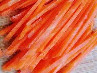 4、紫甘蓝麻油拌鸡胗,胡萝卜切丝。