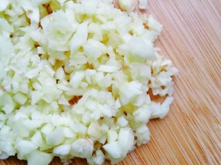 5、紫甘蓝麻油拌鸡胗,大蒜剁成碎末。