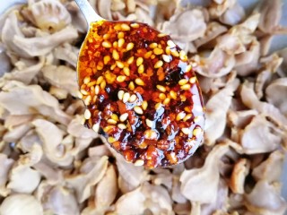 6、紫甘蓝麻油拌鸡胗,依次放入辣椒油