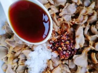 7、紫甘蓝麻油拌鸡胗,蚝油