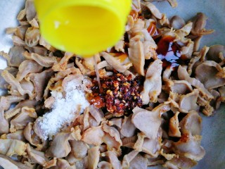 8、紫甘蓝麻油拌鸡胗,麻油